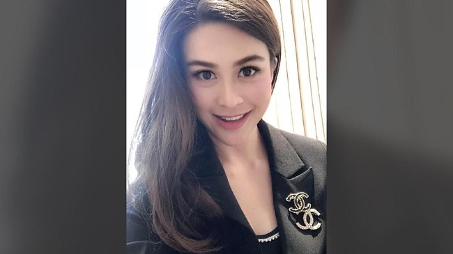 Eks putri kecantikan Thailand Nusara Suknamai menjadi salah satu korban meninggal dunia jatuhnya helikopter pemilik Leicester City Vichai Srivaddhanaprabha.
