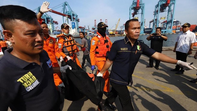 RS Polri menyebut telah menerima 24 kantong jenazah korban pesawat Lion Air JT-610, namun sebagian besar dalam kondisi yang sulit diidentifikasi.
