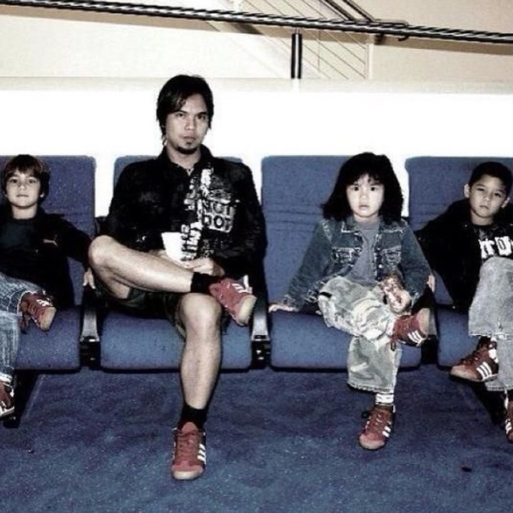 <p>Lucu banget nih gaya Al, El, Dul dan Ayah <a href="https://news.detik.com/berita/d-4273737/saat-ahok-dibawa-bawa-ahmad-dhani-di-kasus-idiot?_ga=2.124852874.1239278030.1540782401-503247584.1538538553" target="_blank">Ahmad Dhani</a> kompakan pakai sepatu merah. (Foto: Instagram @alghazali7)</p>