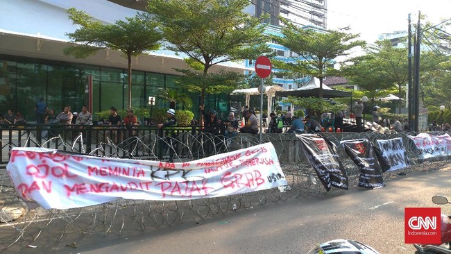 Demonstrasi pengemudi Grab di Kawasan Kuningan sempat mengalami kericuhan dengan adanya aksi dorong dan baku hantam.