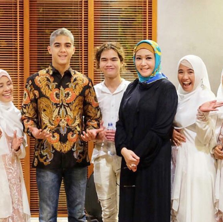 <p>Al dan Dul juga nggak segan pergi ke pengajian bareng sang ibu lho. (Foto: Instagram/maiaestiantyreal)</p>