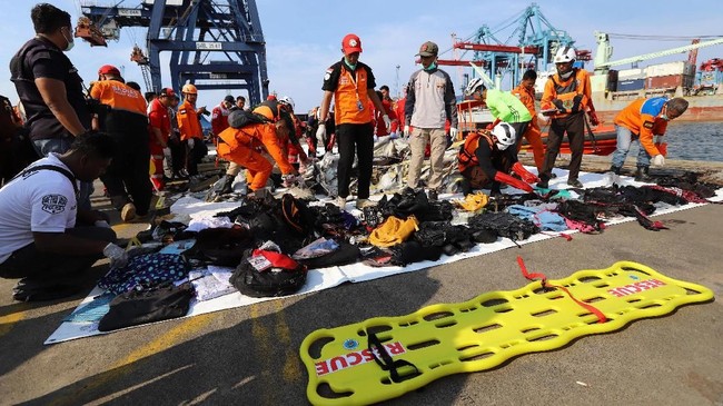 Tim gabungan kembali memulai proses pencarian korban pesawat Lion Air JT-610 di Tanjung Priok, dengan mengerahkan sejumlah penyelam dibantu kapal TNI AL.