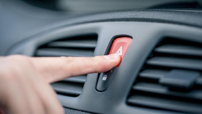 Solusi Kebiasaan Keliru Gunakan Lampu Hazard Saat Hujan Deras Lampu hazard sering dipakai tidak semestinya, misalnya dinyalakan saat hujan deras atau mengambil jalan lurus di persimpangan.