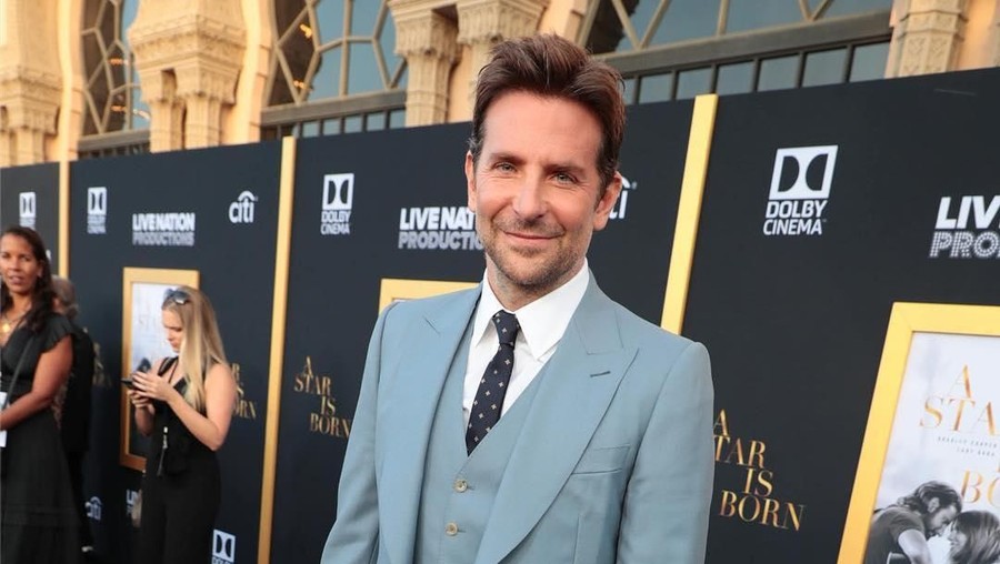 Film A Star is Born dapat banyak pujian dan review positif dari penonton dan kritikus film. Film ini juga telah memiliki keuntungan lebih dari 126 juta dolar.