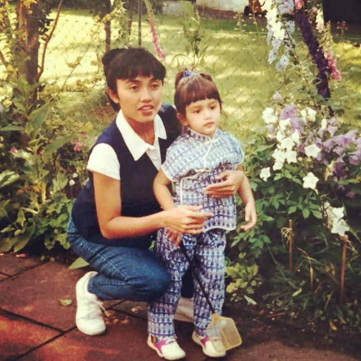 Cinta usia 1,5 tahun nggemesin banget dengan poni yang kembaran sama bunda tercinta. (Foto: Instagram/herdianak)