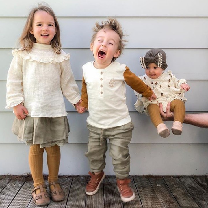 <p>Sengaja disejajarkan saat foto, tapi lihat deh hasilnya. Memang susah mengarahkan anak-anak saat foto, Bun. (Foto: Instagram @chasingthesummerfields)</p>