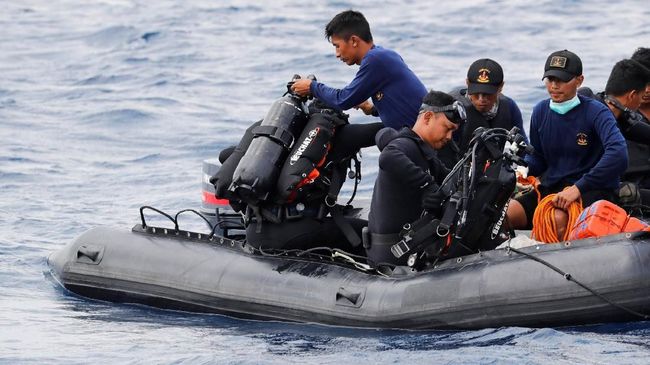 Penyelam Profesional Bantu Pencarian Korban JT-610 Belasan penyelam berlisensi internasional secara sukarela membantu proses pencarian korban pesawat Lion Air JT-160 di Tanjung Priok.