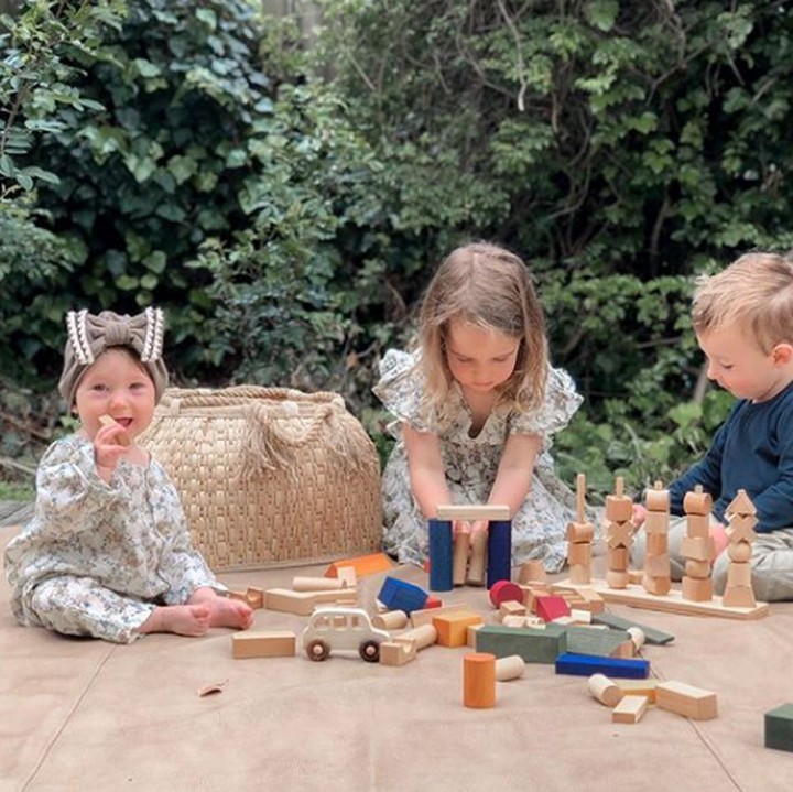 <p>Quinn dan Theo asyik bermain sedangkan si bungsu malah sadar kamera. Hi-hi-hi. (Foto: Instagram @chasingthesummerfields)</p>