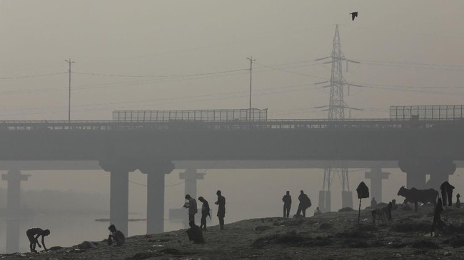 Ibu Kota New Delhi, India diselimuti oleh kabut tebal yang dianggap berbahaya, selepas pesta kembang api menyambut Hari Raya Diwali.