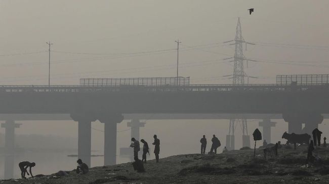 India Diselimuti Kabut Beracun Usai Perayaan Diwali Ibu Kota New Delhi, India diselimuti oleh kabut tebal yang dianggap berbahaya, selepas pesta kembang api menyambut Hari Raya Diwali.
