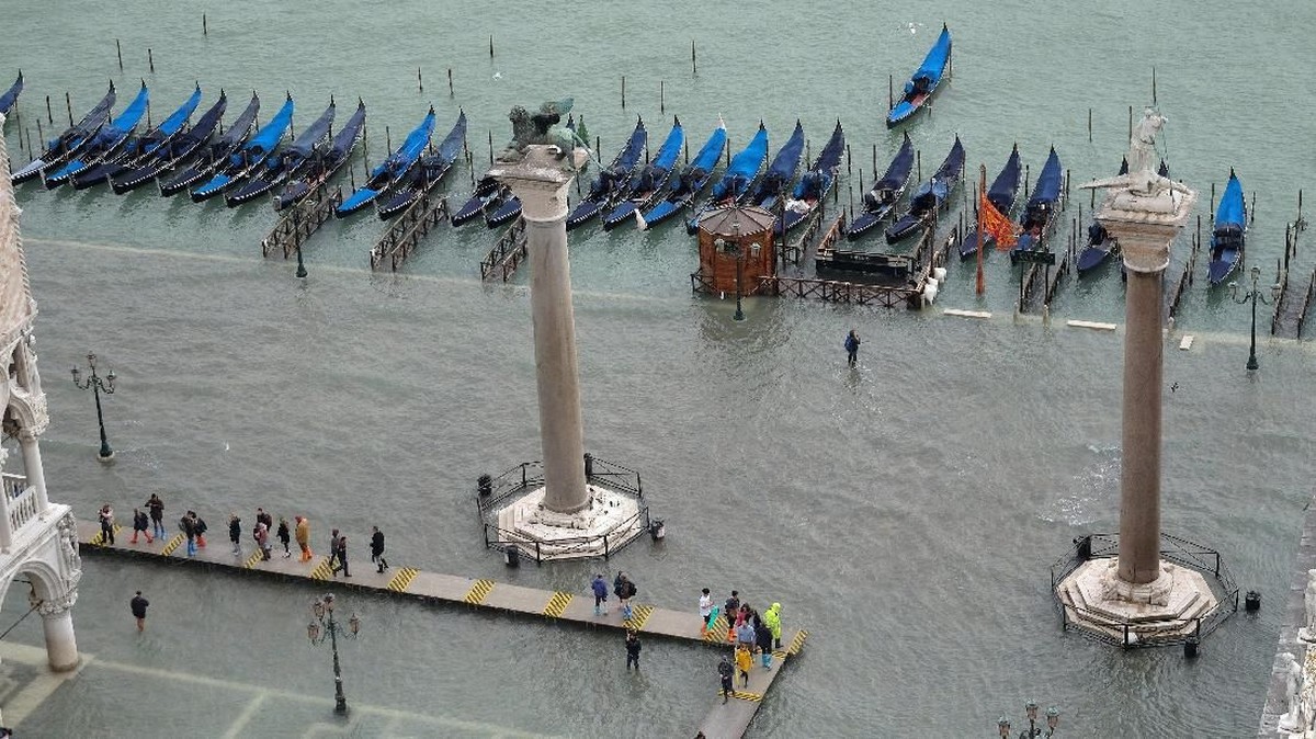 FOTO: Kota Venesia Terendam Banjir Akibat Badai