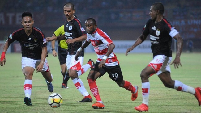 Manajer Madura United (MU) Haruna Soemitro menyatakan timnya bukanlah tim super meski mereka telah mendapatkan sejumlah pemain bintang.