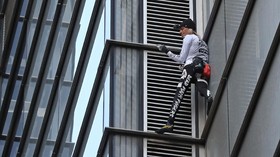 Panjat Menara Tertinggi Manila, 'Spider Man' Prancis Dibekuk