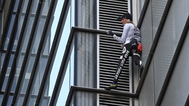 Pemanjat bebas asal Prancis, Alain Robert membuat heboh kota Manila, Filipina karena memanjat gedung tertinggi setempat, tetapi berakhir ditangkap aparat.
