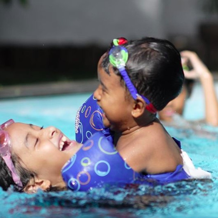 <p>Happy-nya si bontot diajak berenang sama kakak perempuannya. (Foto: Instagram/ @thesasonosfam)</p>