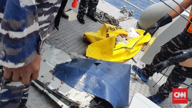 Pasukan TNI AL yang menyisir menggunakan LCU KRI Banda Aceh dengan nomor lambung 593-2 berhasil mengangkat tiga korban pesawat Lion Air JT-610.