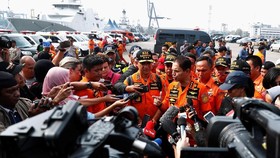 Raut Haru Kepala Basarnas di Depan Keluarga Korban Lion Air
