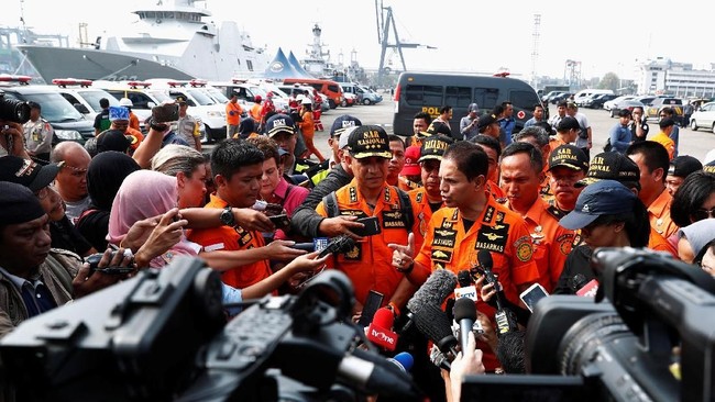 Kepala Basarnas Marsekal Madya M. Syaugi mengatakan para penyelam mengalami kendala saat mencari lokasi jatuhnya pesawat Lion Air JT-610 pada sore hari.