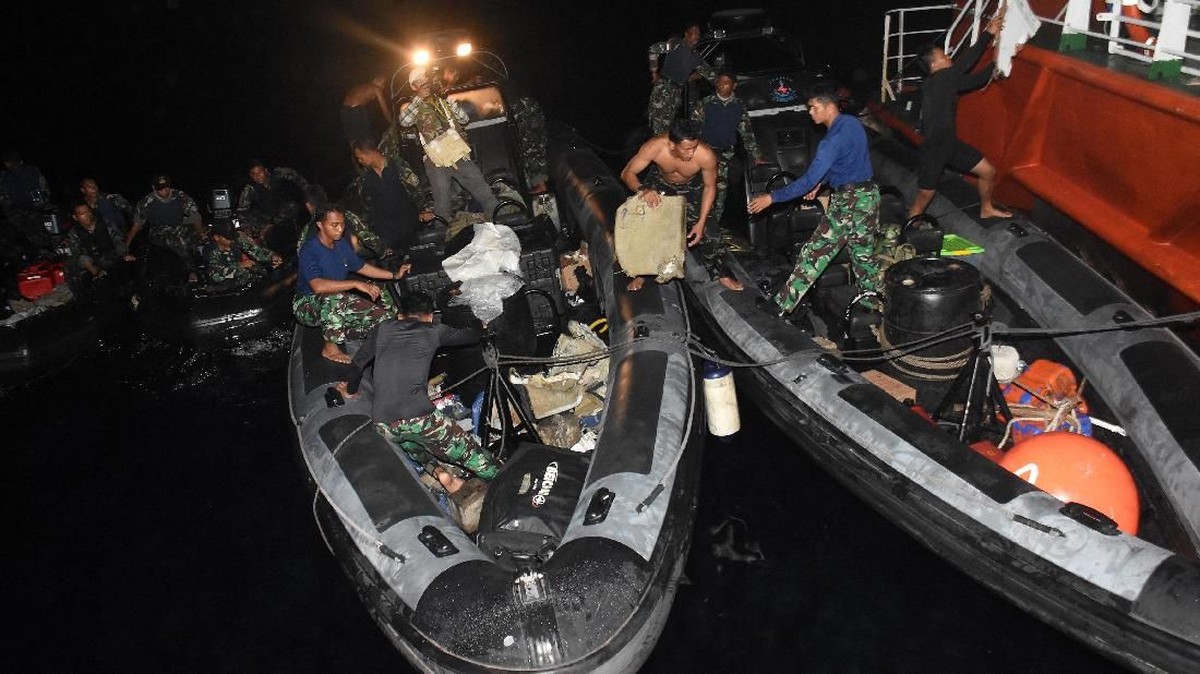 FOTO: Pelakon Misi Pencarian Lion Air JT-610 di Laut Karawang