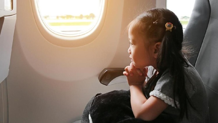Ada beberapa anak yang takut saat diajak naik pesawat. Hmm, gimana mengatasinya ya?