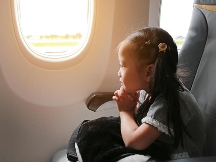 Tips Mengatasi Rasa Takut Anak Saat Naik Pesawat