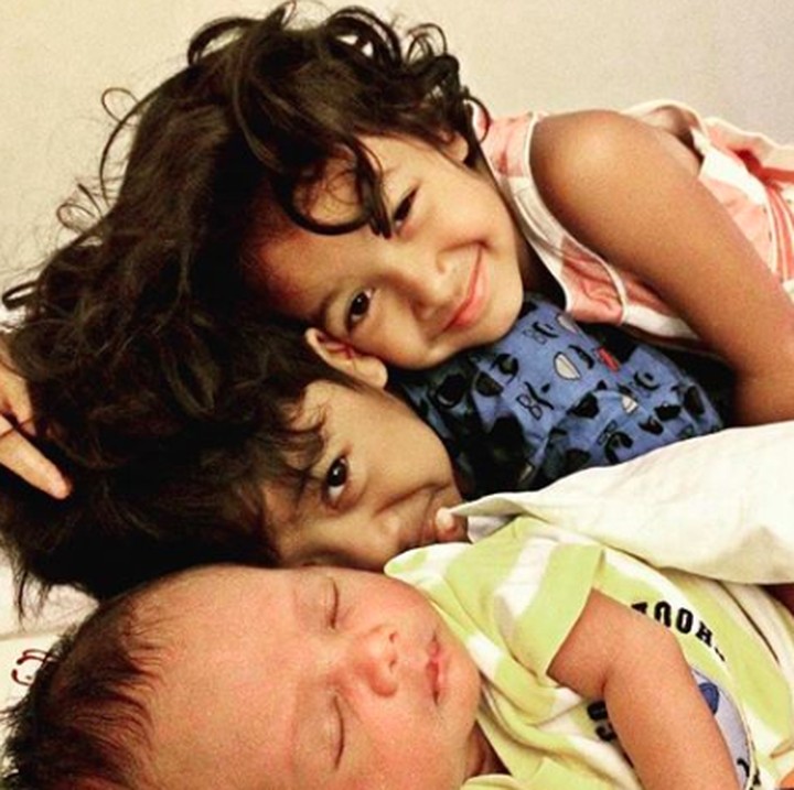 <p>Kakak Dru dan Kakak Widuri udah sayang banget nih sama Adik Den Bagus sejak bayi. (Foto: Instagram/ @thesasonosfam) </p>