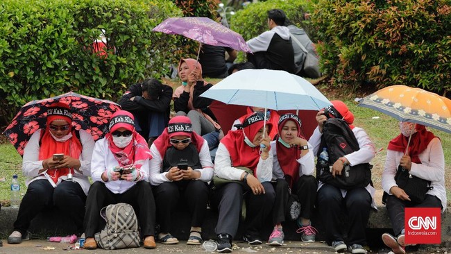 Kemendikbud menyatakan pencairan BLT atau subsidi upah untuk pendidik dan tenaga pendidik non-PNS (guru honorer) mulai dilakukan hari ini, Selasa (17/11).