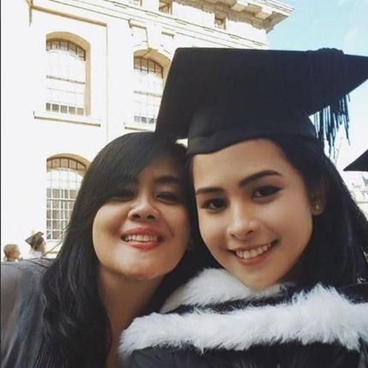 <p>Senyum Maudy dan bundanya manis banget ya. (Foto: Instagram @maudyayunda)<br /><br /></p>
