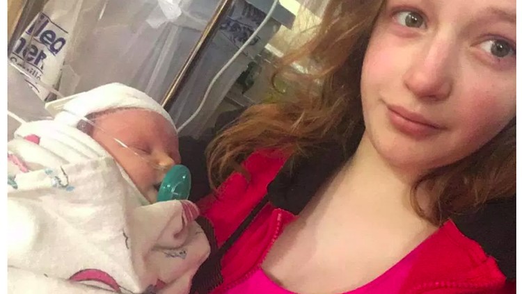 Bayi ini hanya bertahan hidup 8 hari sejak kelahirannya. Ia meninggal setelah dicium sembarangan karena tertular herpes neonatal.