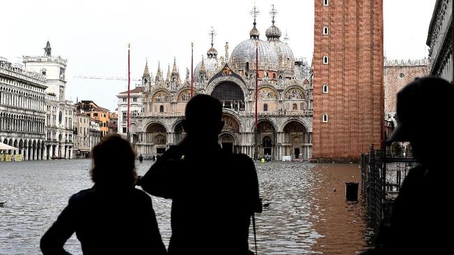Kota Amsterdam di Belanda memiliki lebih banyak kanal ketimbang Venesia.