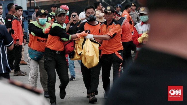 Tenda jumbo yang menaungi posko krisis utama musibah Lion Air JT-610 tumbang ditiup angin. Tidak ada korban jiwa atau luka akibat peristiwa tersebut.