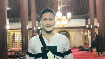 img-title Doa Arie Untung untuk Roger Danuarta yang Dikabarkan Mualaf
