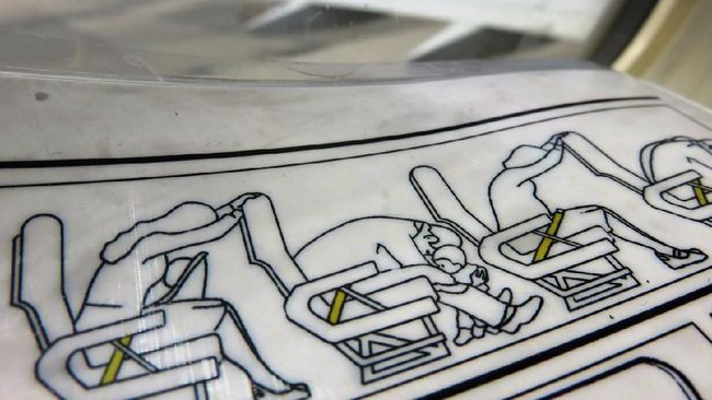 Ketika menghadapi kondisi kritis dan berbahaya di pesawat, para penumpang diharuskan untuk melakukan posisi brace.