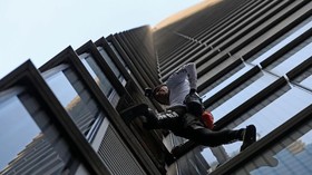 FOTO: Aksi Panjat Gedung ala Spiderman dari Prancis