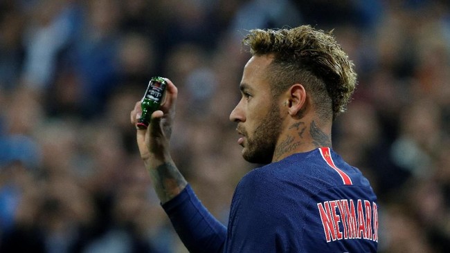 Penyerang Paris Saint-Germain, Neymar, terancam sanksi berat usai meninju suporter di final Piala Prancis, Sabtu (27/4) lalu.