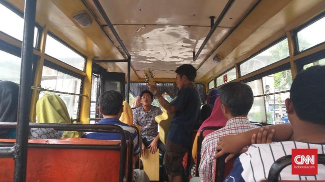 Sejumlah pengamen tak sepakat Metromini hilang. Bagi mereka, Metromini bukan cuma tempat mencari makan, namun juga panggung untuk menggaungkan kritik sosial.