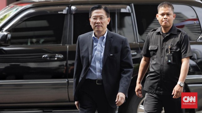 Setibanya di Gedung KPK, CEO Lippo Group James Riady langsung turun ke mobil dan masuk ke gedung KPK menjalani pemeriksaan tanpa menjawab pertanyaan wartawan.
