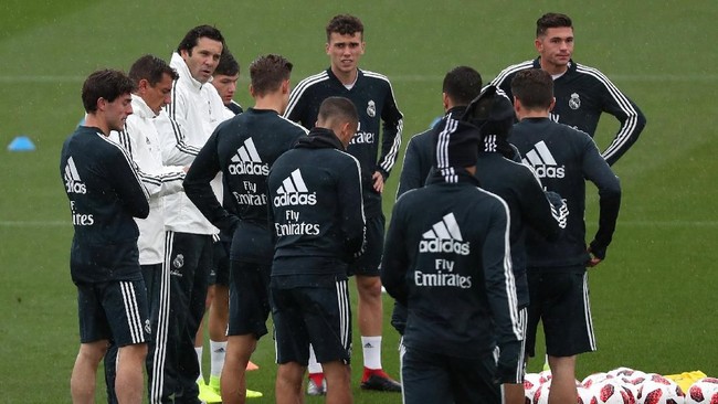 Pelatih sementara Real Madrid, Santiago Solari tak mau dibandingkan dengan Zinedine Zidane yang meraih sukses sebagai pemain dan pelatih.
