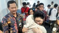 Pelukan Menkes untuk Istri Korban Lion Air JT 610