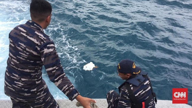 Black box Lion Air JT-610 ditemukan dalam kondisi fisik utuh dalam lumpur di kedalaman 30 meter di Laut Karawang, Jawa Barat.