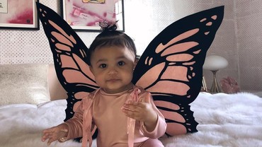 Ke Pantai, Kylie Jenner Rayakan Ulang Tahun Stormi Lebih Awal