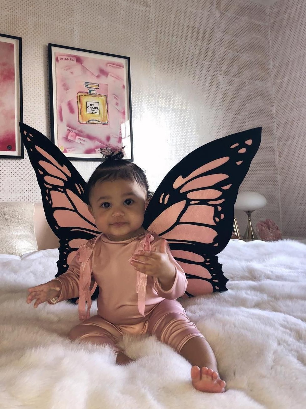 Genap satu tahun&comma; berikut enam potret anak Kylie Jenner&comma; Stormi Webster&comma; yang bikin gemas&period;