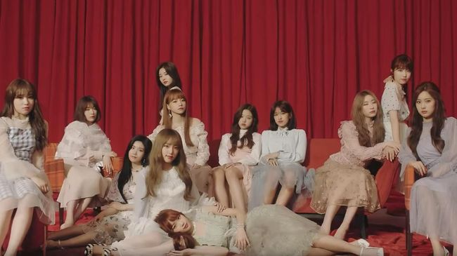 Girlband IZ*ONE memulai langkah debut dengan pencapaian manis. Album mereka mengukir rekor jadi yang terlaris penjualannya di minggu pertama.