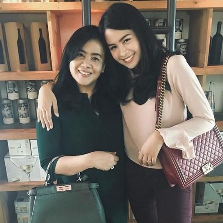 <p>Senyum manis Maudy tampaknya turunan dari sang bunda ya. (Foto: Instagram @maudyayunda)<br /><br /></p>
