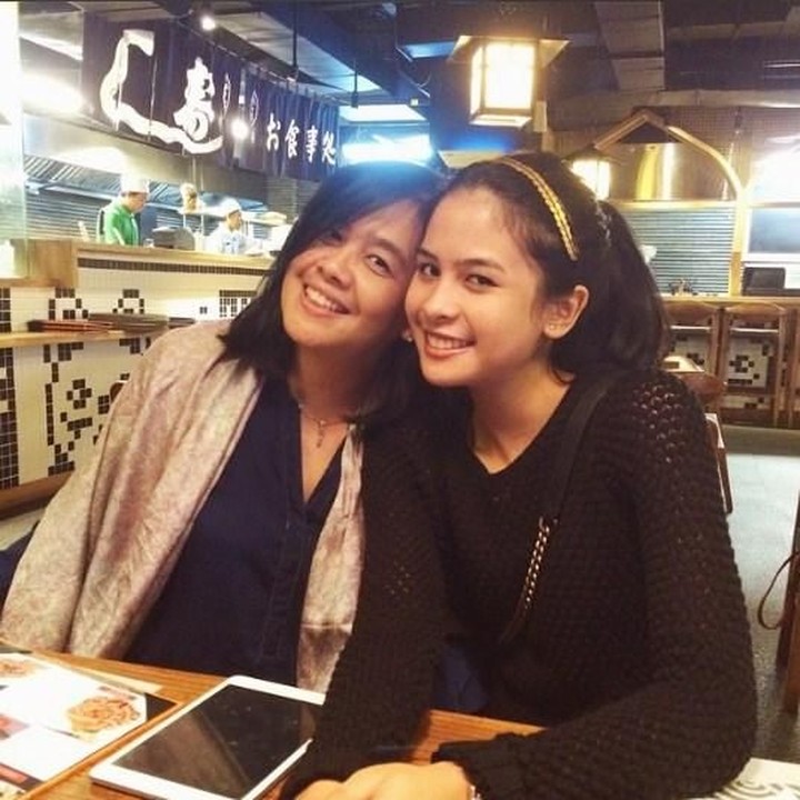 <p>Lagi di restoran, Maudy dan Bunda berfoto dulu. Cheese! (Foto: Instagram @maudyayunda)<br /><br /></p>