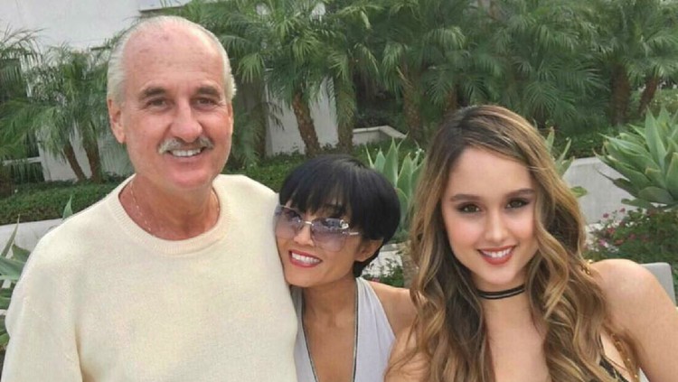 Anak perempuan memang cenderung dekat dengan ayah. Seperti Cinta Laura Kiehl nih, Bunda.