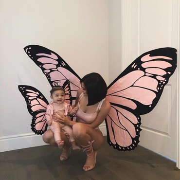 Serba Pink, Gaya Seru Holloween ala Kylie Jenner dan Anak