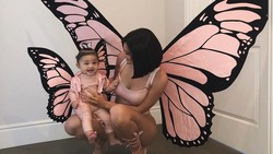 Serba Pink, Gaya Seru Holloween ala Kylie Jenner dan Anak