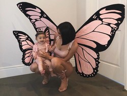 Serba Pink, Gaya Seru Holloween ala Kylie Jenner dan Anak