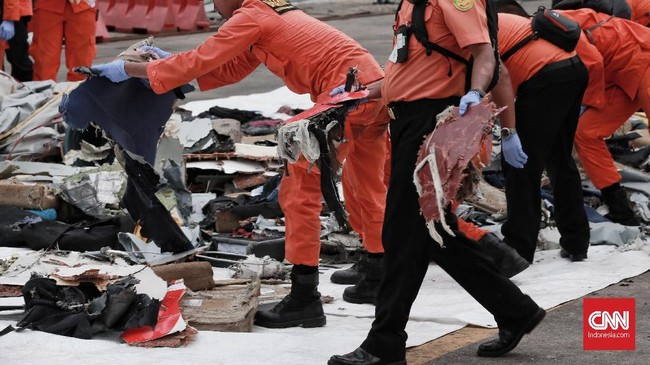 Tim Disaster Victim Identification (DVI) mengambil barang yang diduga milik penumpang Lion Air JT-160 untuk mengambil serpihan bagian biologis korban.